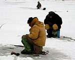 В Тольятти рыбаки выходят на тонкий лед толпами